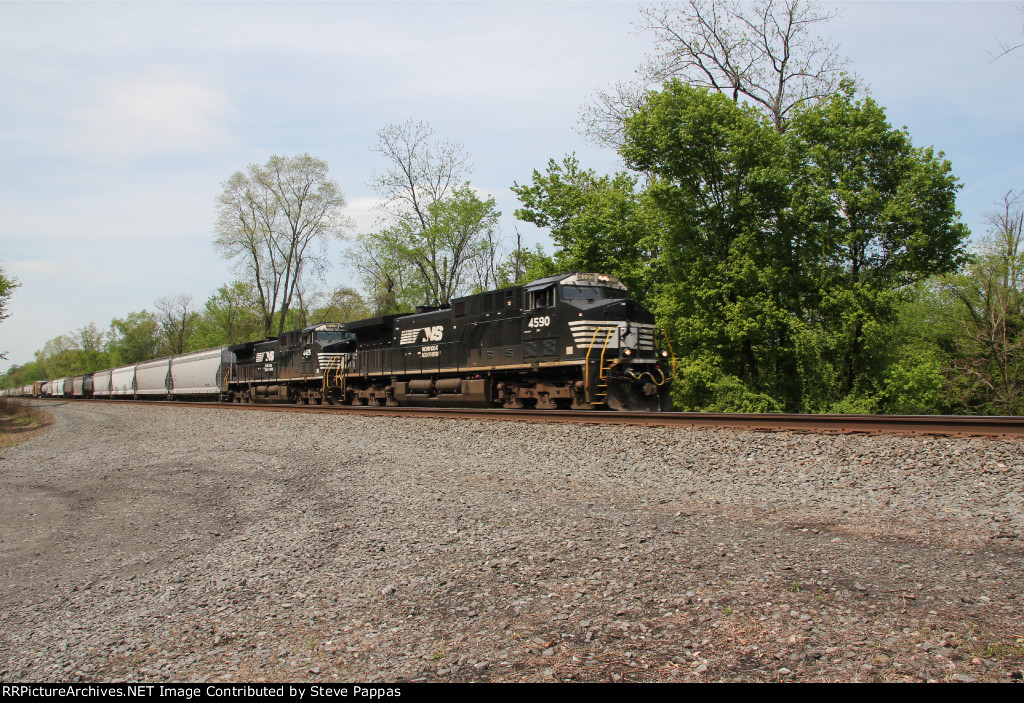NS 4590 and 4425 lead train 12G through Thompsontown PA